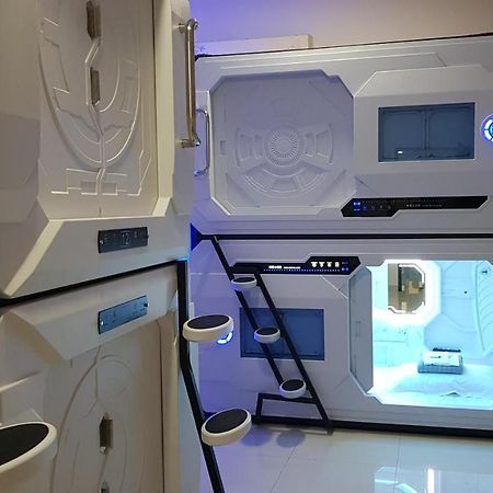 Apollo Capsule Hotel Ende Exteriör bild