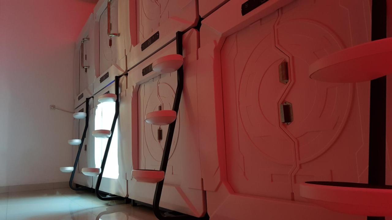 Apollo Capsule Hotel Ende Exteriör bild